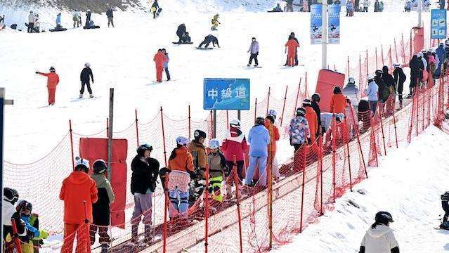  从148位委员联名到“票根经济”：解码“楚超”背后的体育消费新范式 体育新闻 从148位委员联名到“票根经济”：解码“楚超”背后的体育消费新范式 体育新闻